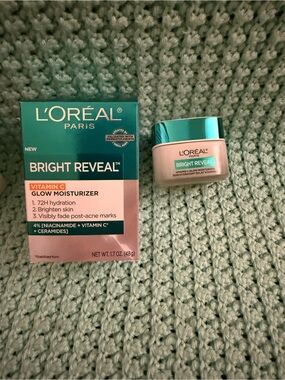 L'Oreal Bright Reveal Vitamin C Glow Moisturizer - Teal and Pink